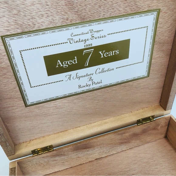 Rocky Patel Churchill Black Wooden Cigar Box - Picture 5 of 14